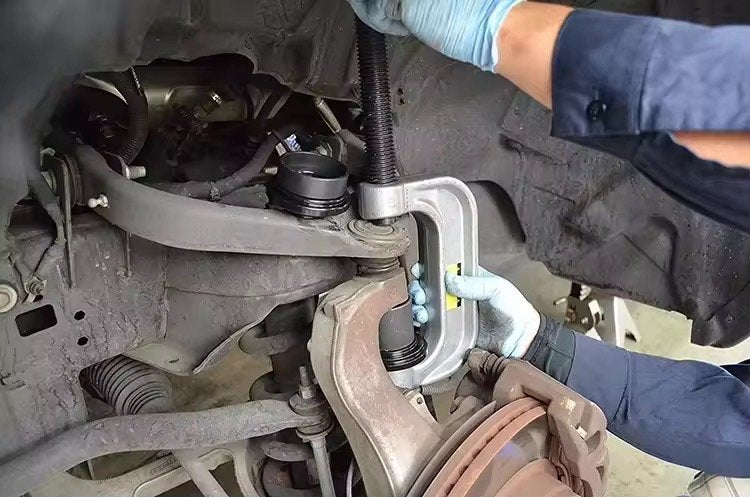 Diagrama técnico que muestra cómo instalar y usar el extractor de rótulas con sus accesorios.