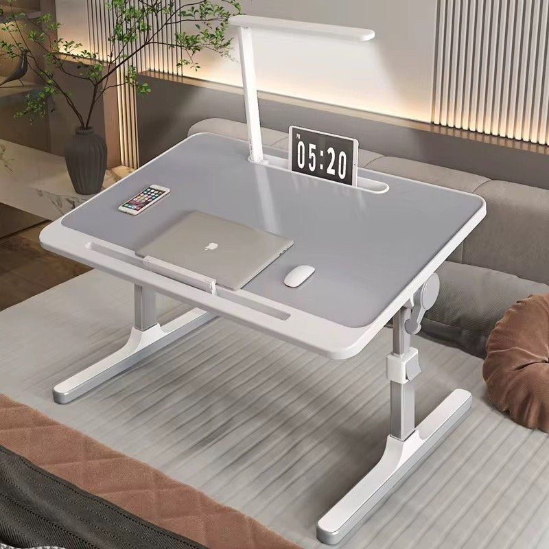 Mesa plegable para laptop con luz integrada y espacio para dispositivos.