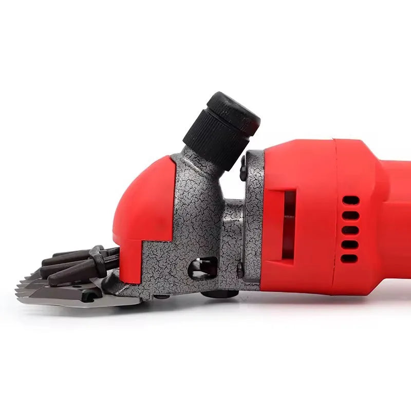 Detalle de cuchillas de acero y cabezal de esquiladora eléctrica para ovejas