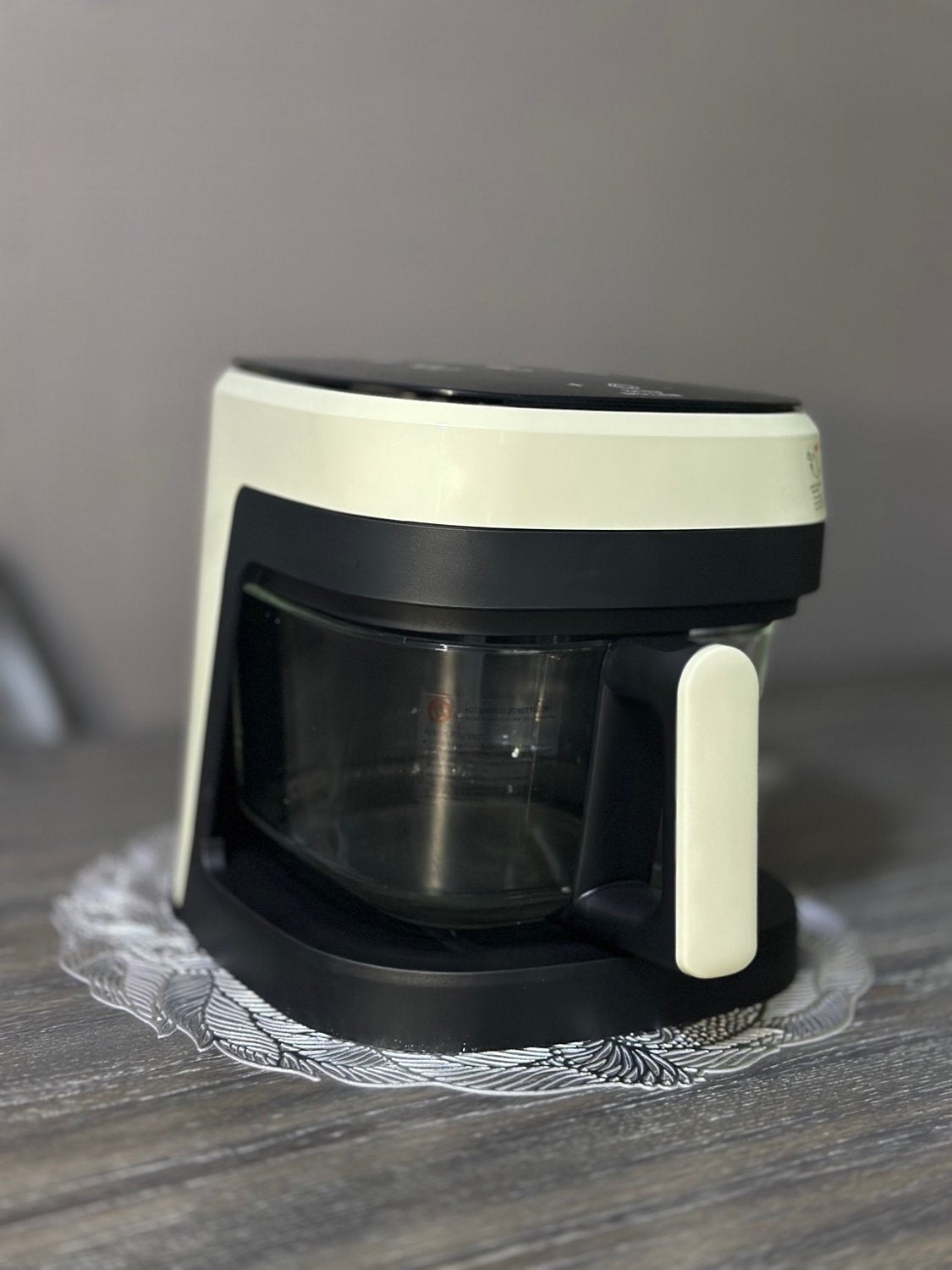 Freidora de aire Silver Crest con cesta de vidrio y diseño blanco y negro, vista lateral del producto.