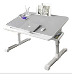 Mesa plegable ajustable 60x40 cm para laptop sobre cama, color gris y blanco.