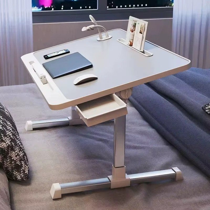 Mesa plegable 60x40 cm plegada junto a la cama, diseño compacto y fácil de guardar.