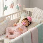 Muñeca reborn con ojos cerrados