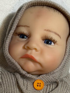 muñeco con vista frontal con detalles de sus ojos cejas y gesto en la boca 