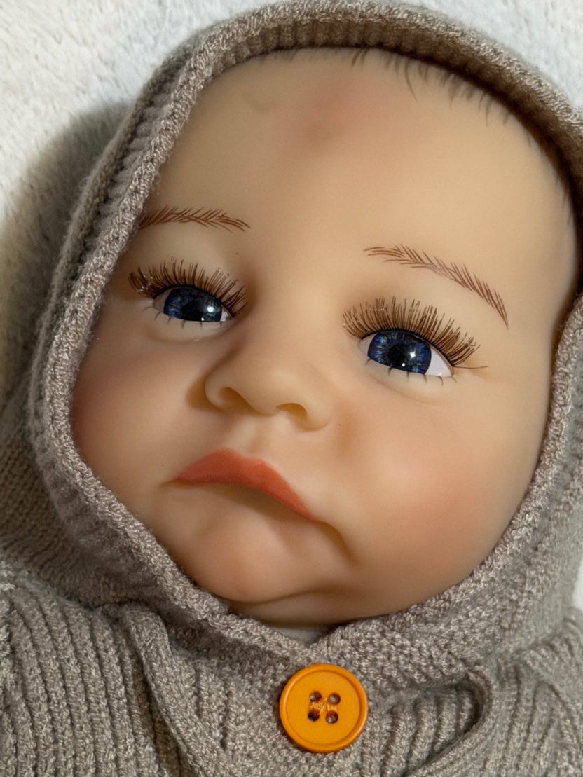 muñeco con vista frontal con detalles de sus ojos cejas y gesto en la boca 