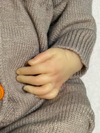 detalles de manos y uñas con ropa tejida